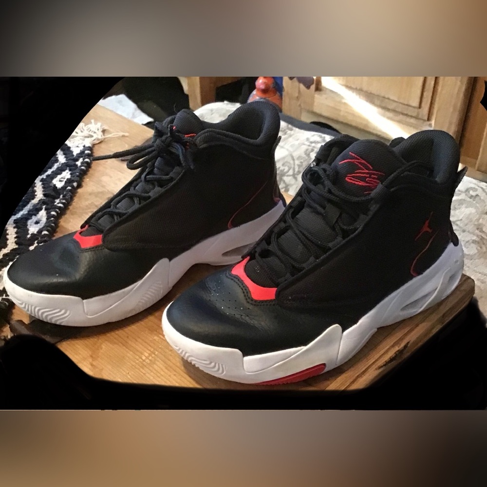 Boys size 6 Nike Jordan Aero 4.